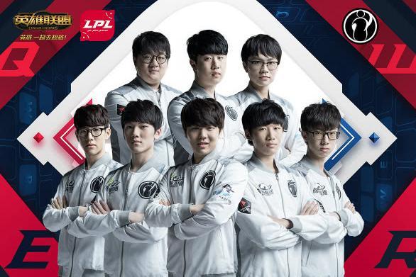 在他的背后 在他的背后